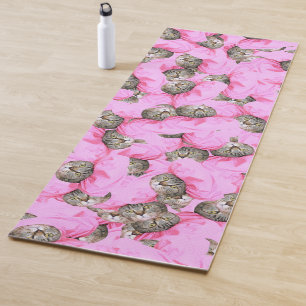 Niedliche Katze in einem rosa Caps-Muster zufällig Yogamatte