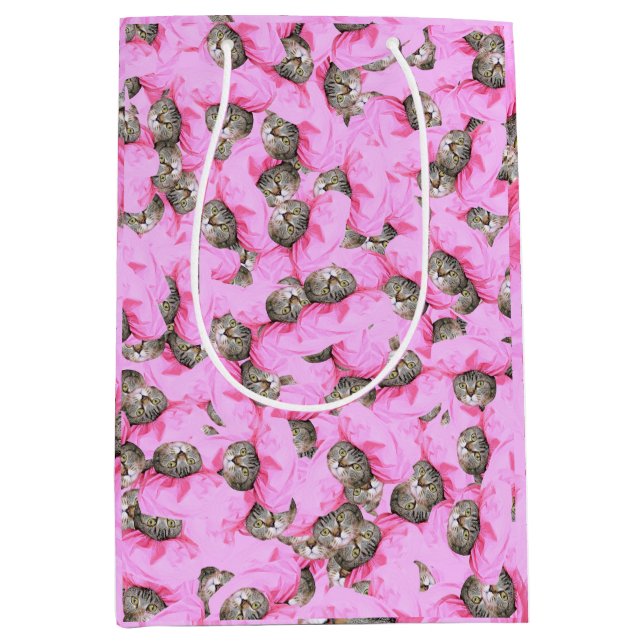 Niedliche Katze in einem rosafarbenen Patternpapie Mittlere Geschenktüte (Vorderseite)