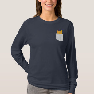 Niedliche Katze in Pocket, flüchtige Blick ein Buc T-Shirt