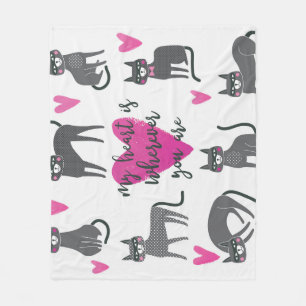 Niedliche Katze: Liebe als Illustration. Fleecedecke