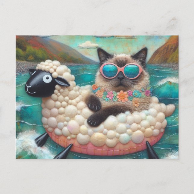 Niedliche Katze Mit auf Schafsfloatie im Bergsee Postkarte (Vorderseite)