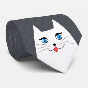 Niedliche Katze mit der Zunge, die heraus haftet Krawatte