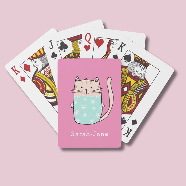 Niedliche Katze Personalisiert Individuelle Name R Spielkarten (Personalised playing cards with illustrated cat wearing a floral outfit on a pink background.)
