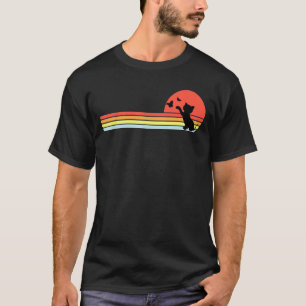 Niedliche Katze spielt mit Schmetterling im Retro- T-Shirt