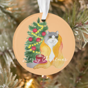 Niedliche Katze unter einer gemütlichen Decke mit  Ornament