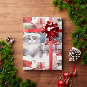 Niedliche Katzen in Weihnachtsmannmützen mit Gesch Geschenkpapier