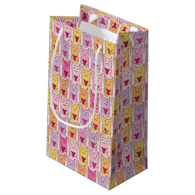 Niedliche Katzen mit liebevollen Herzen Kleine Geschenktüte (Rückseite Schrägansicht)