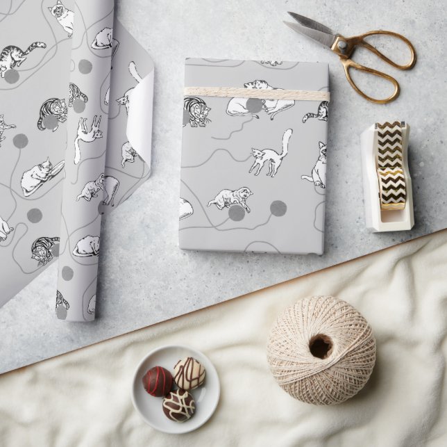 Niedliche Katzen spielen und ein schwaches Muster  Geschenkpapier (Kunsthandwerk)