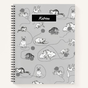 Niedliche Katzen spielen und ein schwaches Muster  Notizbuch