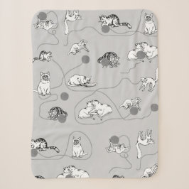 Niedliche Katzen spielen und ein schwaches Muster Sherpadecke