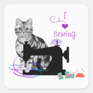 Niedliche Katzenkatze mit Nähmaschine und Flachban Quadratischer Aufkleber