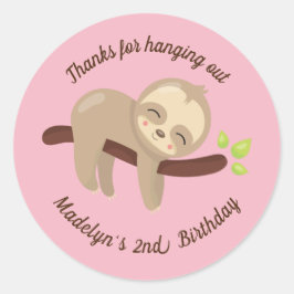 Niedliche Kawaii Baby Sloth in Tree am Rosa Geburt Runder Aufkleber