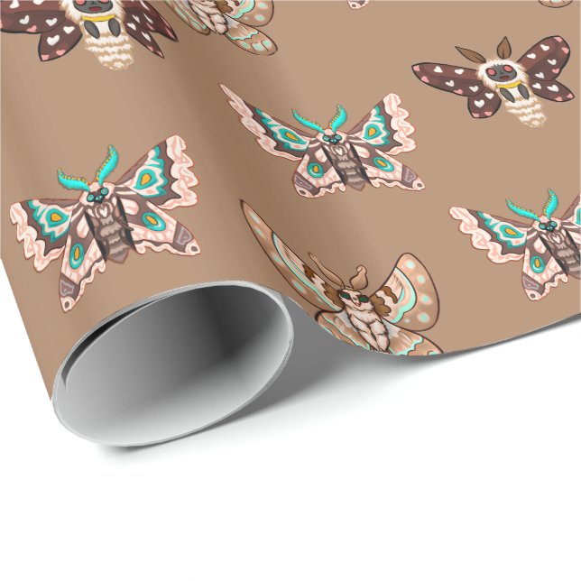 Niedliche Kawaii Chibi Moths on Coffee Tan Geschenkpapier (Rolleneckpunkt)