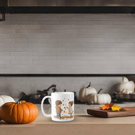 Niedliche Kinder spielen im Herbst Kaffeetasse