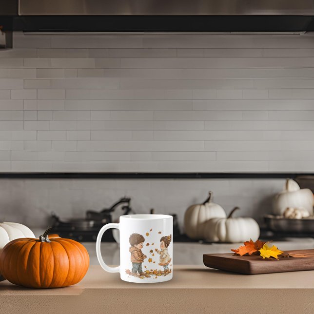 Niedliche Kinder spielen im Herbst Kaffeetasse (Von Creator hochgeladen)