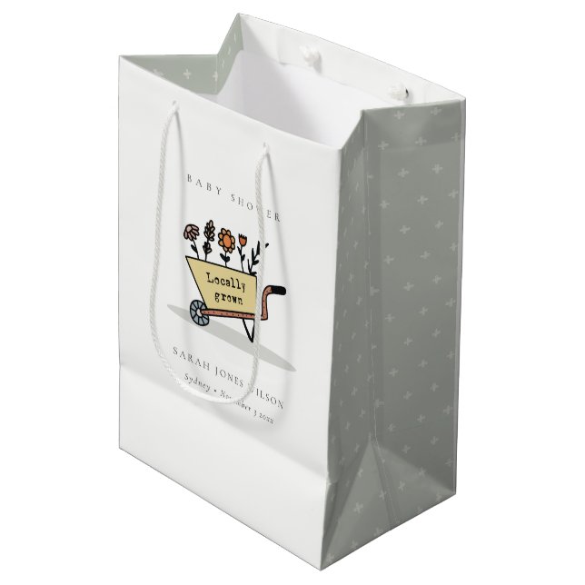Niedliche Kinderdusche aus gelbem Blumenkartentuch Mittlere Geschenktüte (Vorderseite Schrägansicht)