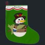 Niedliche Kinderpersonalisierter Snowman Großer Weihnachtsstrumpf<br><div class="desc">Ein niedlicher Snowman, der im Spitzenhut und im karierten Mantel gekleidet wird, trägt einen Weihnachtsbaum. Das Bild wird auf einen hellgrünen Hintergrund gesetzt. Ein Weiß bogte die Grenze aus, die in Rot und mit dem Namen Ihr Kindes im Grün getrimmt wurde, verziert die Spitze. *Thanks zum wirklichen Abkommen Clipart für...</div>