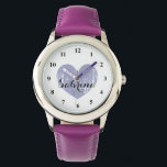 Niedliche Kinderuhr mit lila Herz und Mädchennamen Armbanduhr<br><div class="desc">Niedliche Kinderuhr mit mädchenhaftem lila Herzens und Kinder. Personalisierbare Armbanduhren für Jungen und Mädchen. Niedliche personalisierte Geburtstagsgeschenkidee für Kinder oder Enkel wie Enkelin. Eleganter Skripttext.</div>