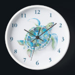 Niedliche Kinderzimmer-Uhr Uhr<br><div class="desc">verwandeln das Kinderzimmer Ihres Kindes in ein Ozeanparadies mit dieser bezaubernden Kinderzimmer-Uhr des Aquarellmeerschildkröten von Victoria Grigaliunas of Do Tell A Belle. Diese bezaubernde Uhr wurde mit Liebe und Sorgfalt gestaltet und besticht durch eine niedliche Meeresschildkröte in sanften türkisblauen und grünen Farbtönen. Ideal für Kinder, bringt dieses skurrile Stück die...</div>