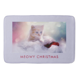 Niedliche Kittenruhe auf einer Weihnachtsmannmütze Badematte