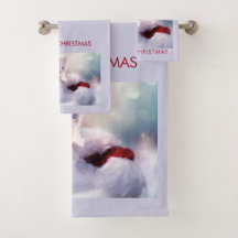 Niedliche Kittenruhe auf einer Weihnachtsmannmütze