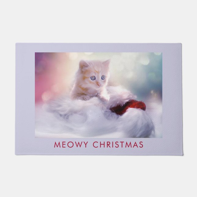 Niedliche Kittenruhe auf einer Weihnachtsmannmütze Fußmatte (Vorderseite)