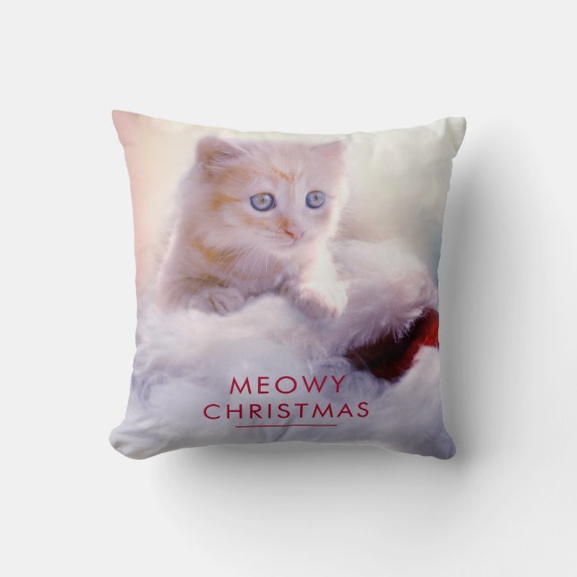 Niedliche Kittenruhe auf einer Weihnachtsmannmütze Kissen (Vorderseite)