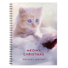 Niedliche Kittenruhe auf einer Weihnachtsmannmütze Notizblock