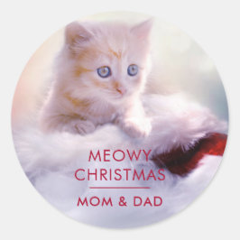 Niedliche Kittenruhe auf einer Weihnachtsmannmütze Runder Aufkleber