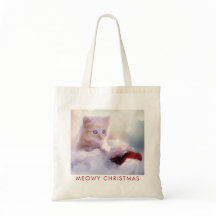 Niedliche Kittenruhe auf einer Weihnachtsmannmütze