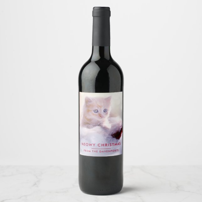 Niedliche Kittenruhe auf einer Weihnachtsmannmütze Weinetikett (Vorderseite)