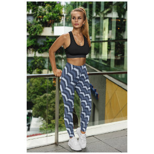 Niedliche Klassenfrauen, die Yoga laufen Leggings