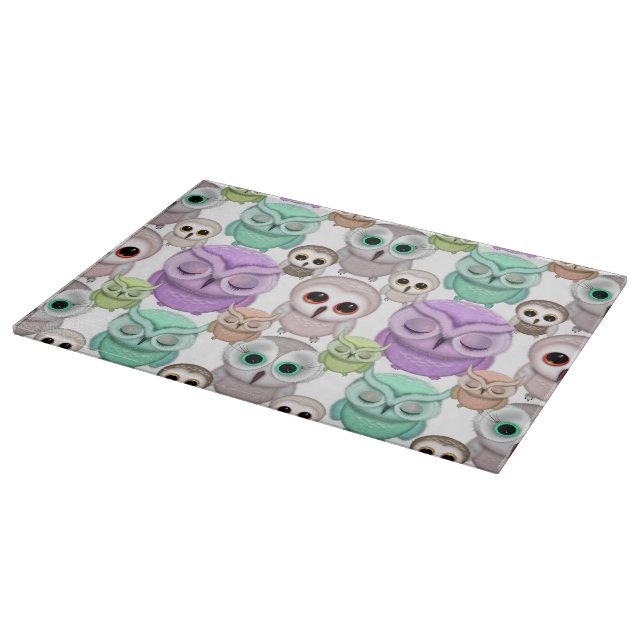 Niedliche kleine Eulen in Pastellfarben Schneidebrett (Ecke)