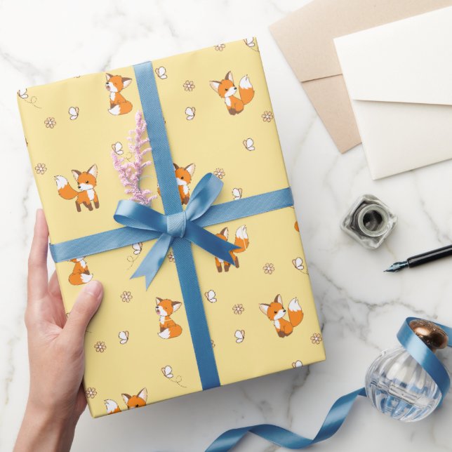 Niedliche kleine Füchse auf Gelb Geschenkpapier (Schenken)