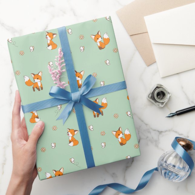 Niedliche kleine Füchse auf Grün Geschenkpapier (Schenken)