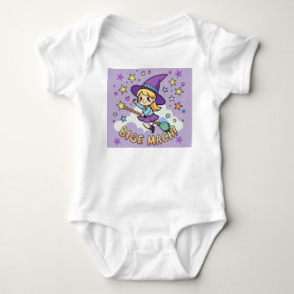 Niedliche kleine Hexe, die auf dem Broom Halloween Baby Strampler