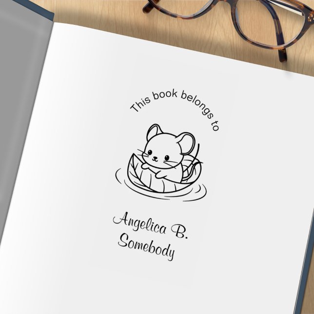 Niedliche kleine Maus schweben auf einem leaf-Buch Gummistempel (Von Creator hochgeladen)