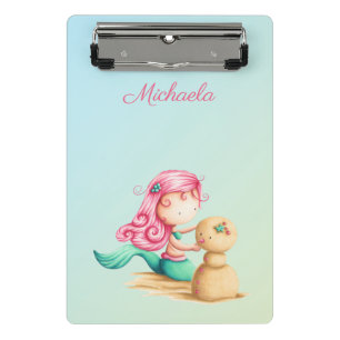 Niedliche kleine Meerjungfrau mit rosa Haar und ei Mini Klemmbrett
