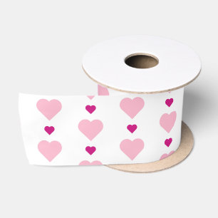 Niedliche kleine und große rosa Herzen auf Weiß Satinband