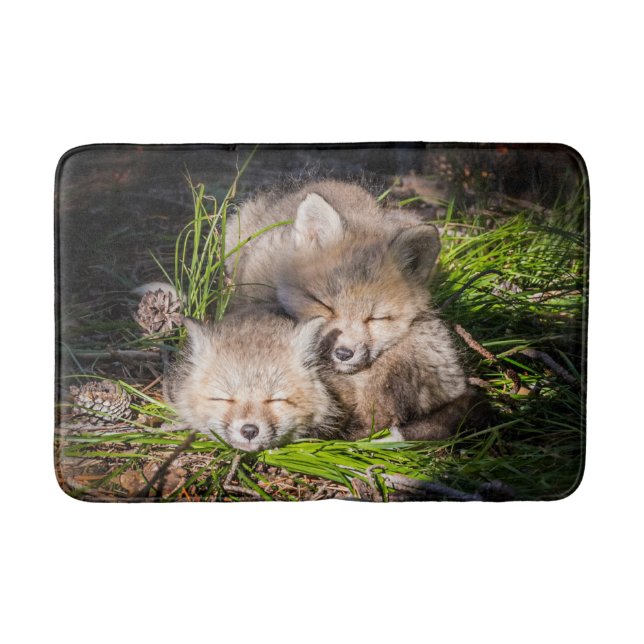 Niedliche Kleintiere | Baby Red Fox Kits Schlafen Badematte (Vorderseite)