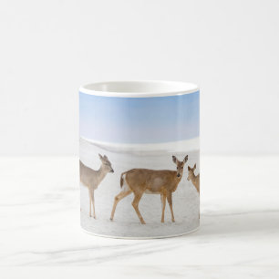 Niedliche Kleintiere Hirsche am Strand Kaffeetasse
