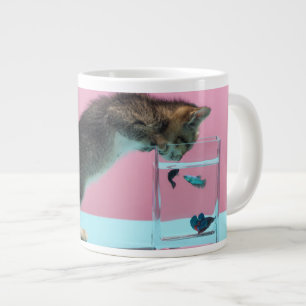 Niedliche Kleintiere   Kätzchen Blick auf Fischsch Jumbo-Tasse