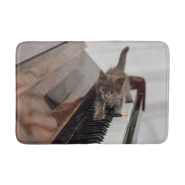 Niedliche Kleintiere | Kitten auf Piano Badematte (Vorderseite)