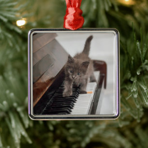 Niedliche Kleintiere   Kitten auf Piano Ornament Aus Metall