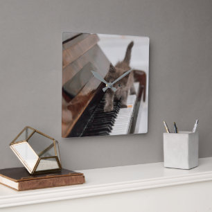 Niedliche Kleintiere   Kitten auf Piano Quadratische Wanduhr