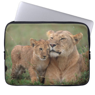 Niedliche Kleintiere   Lion Cub & Mother Laptopschutzhülle