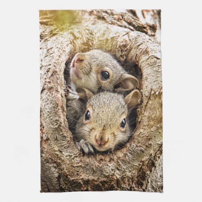 Niedliche Kleintiere | Neugierige Baby-Eichhörnche Geschirrtuch (Vertikal)