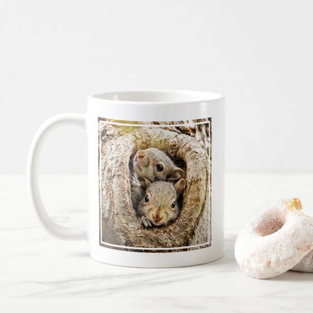 Niedliche Kleintiere | Neugierige Baby-Eichhörnche Kaffeetasse (Mit Donut)