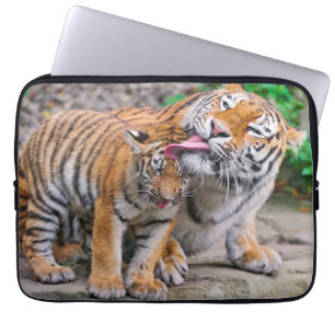Niedliche Kleintiere   Sibirische Tiger-Familie Laptopschutzhülle