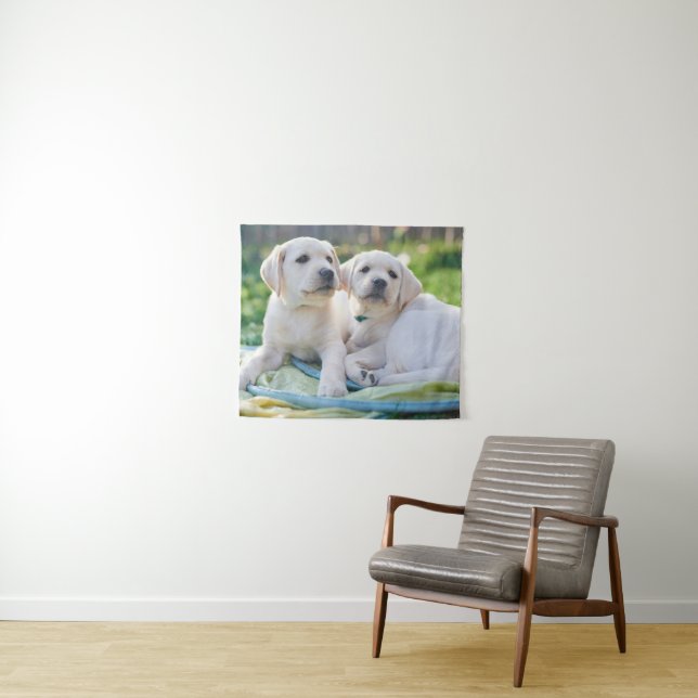 Niedliche Kleintiere | Yellow Labrador Retrievers Wandteppich (Beispiel (Horizontal))